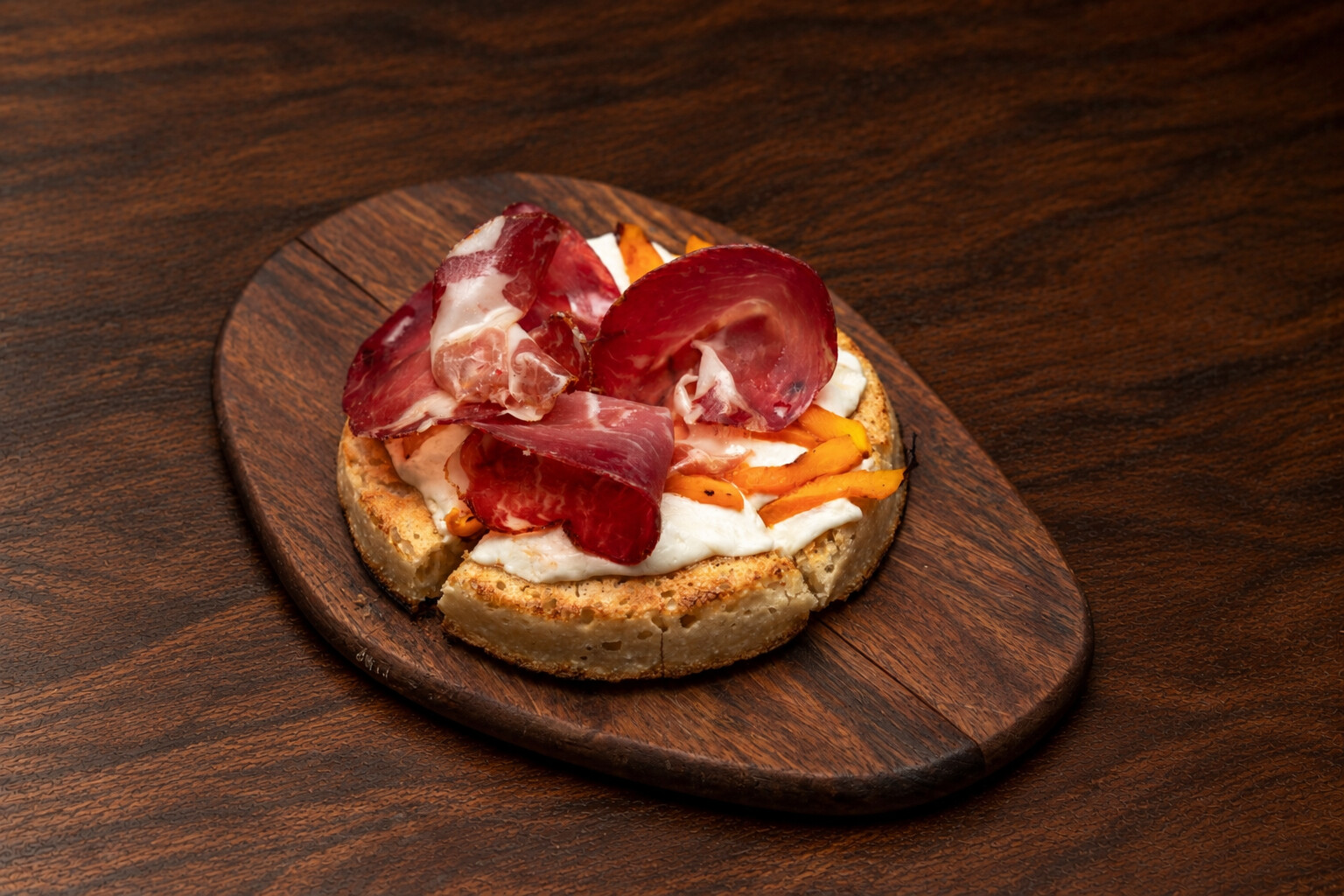 Focaccella con capocollo — Stracciata di Andria, zucca grigliata e pomodori secchi
