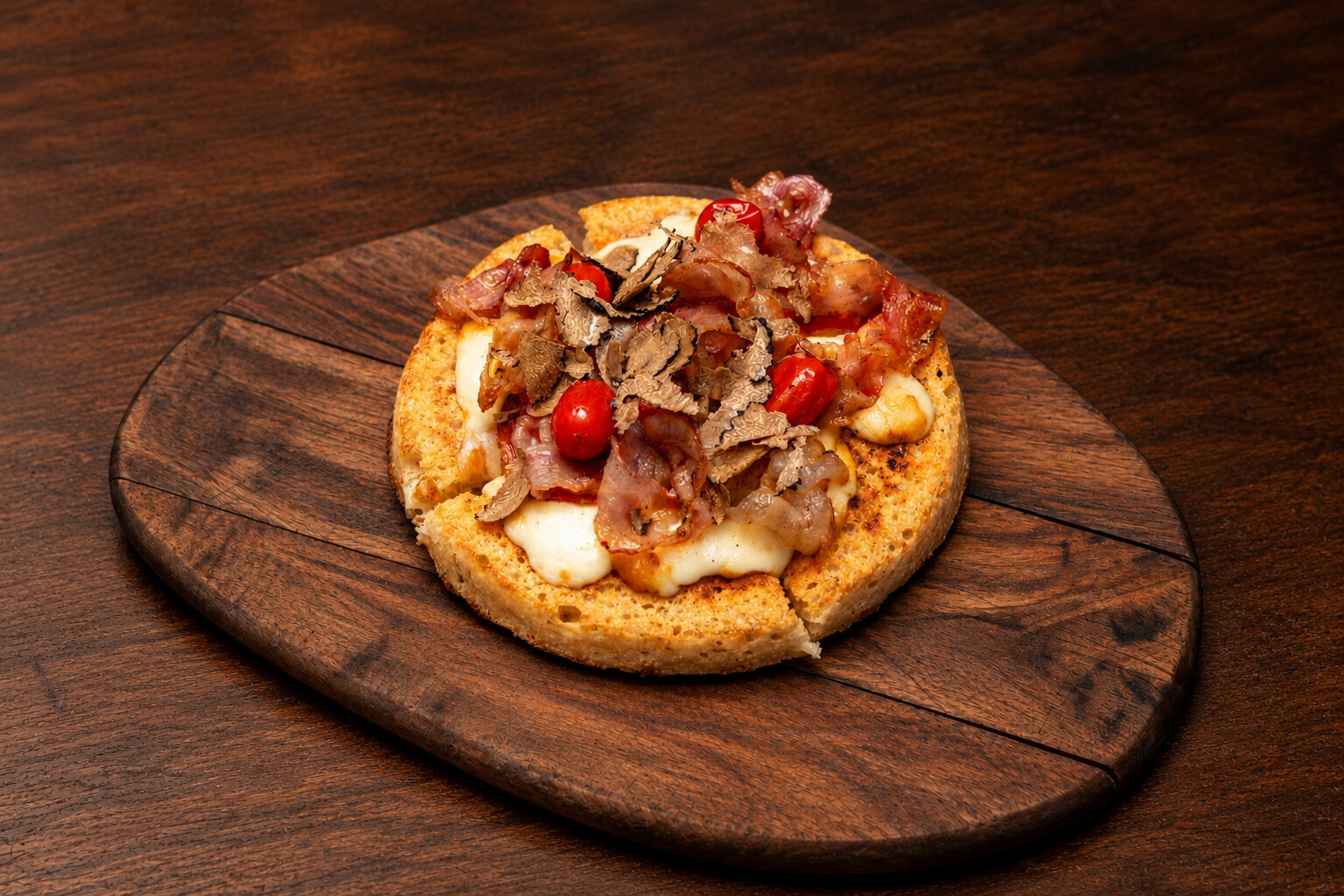 Focaccella al tartufo — Tartufo nero irpino, pancetta di Mora Beneventana, scamorza dei Monti Lattari e pomodori infornati