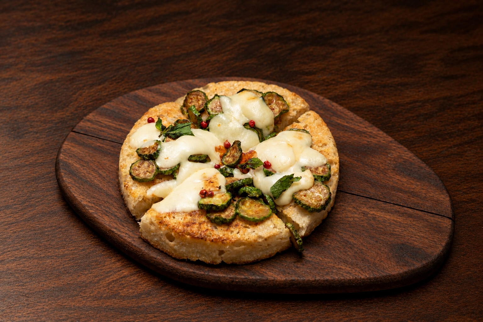 Focaccella con zucchine — Zucchine baby, provola di Agerola, menta e pepe rosa