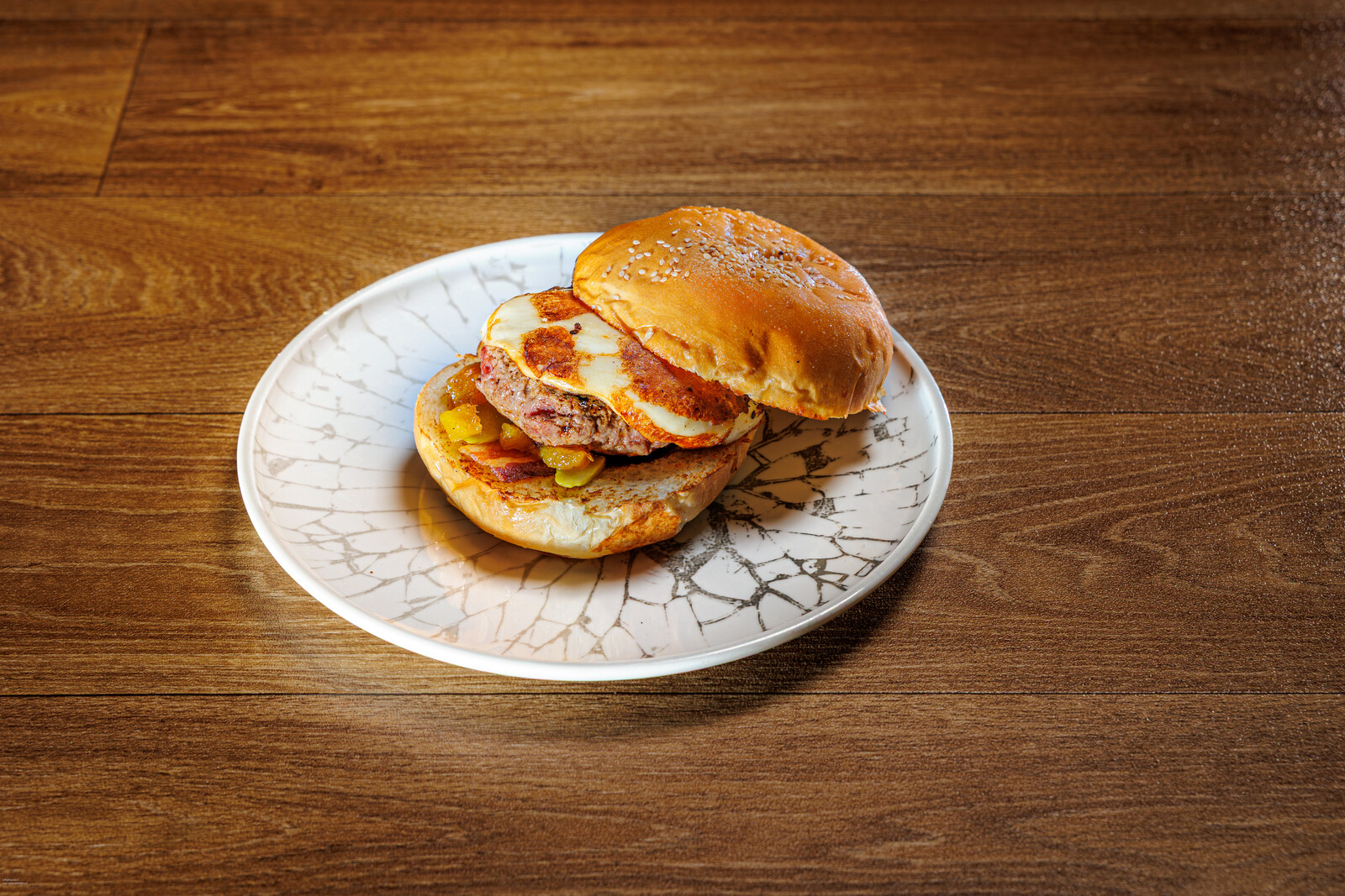 Hamburger di Chianina — Con provola, pancetta, cetrioli e ananas candita