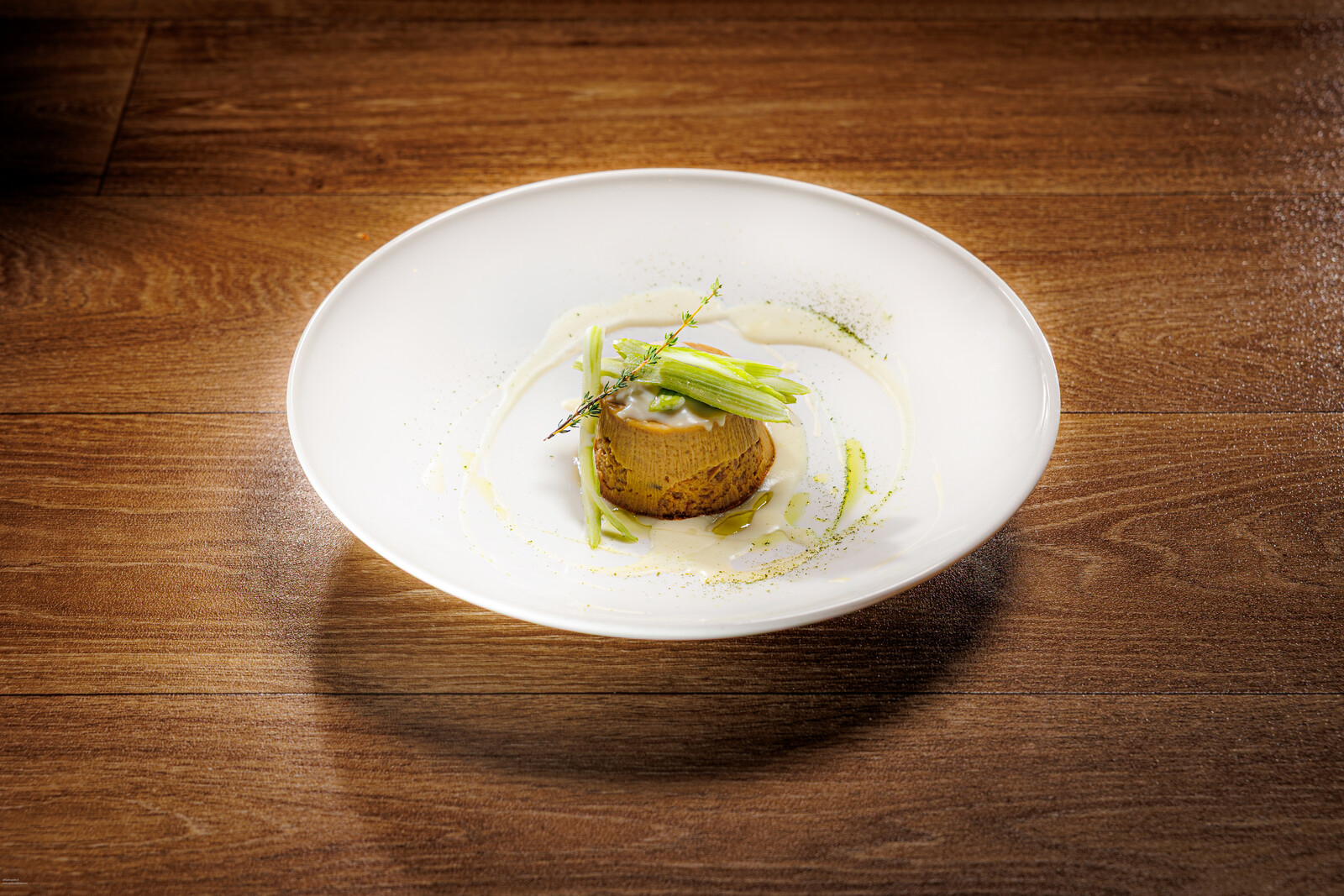 Piatto decorato con un bocconcino e crema chiara