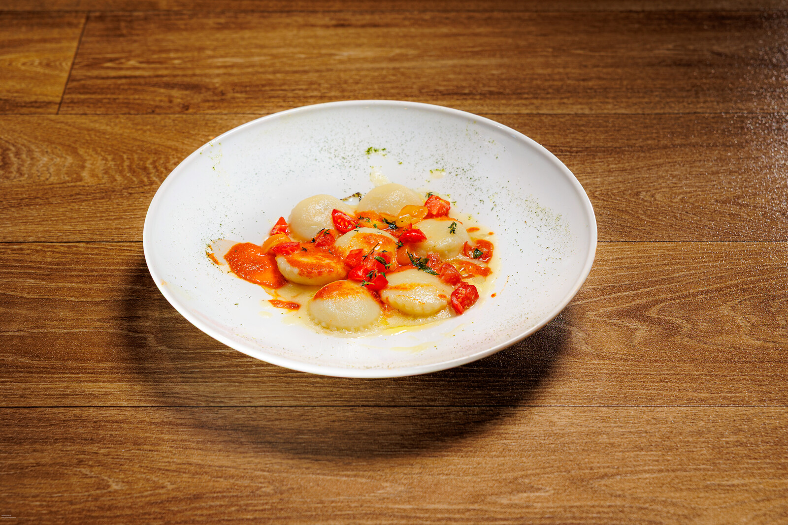 Piatto con fagottini di pasta e pomodorini