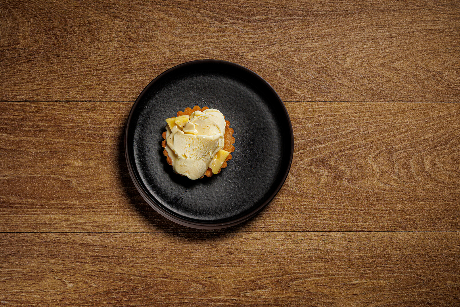 Crostatina di mele con gelato alla vaniglia