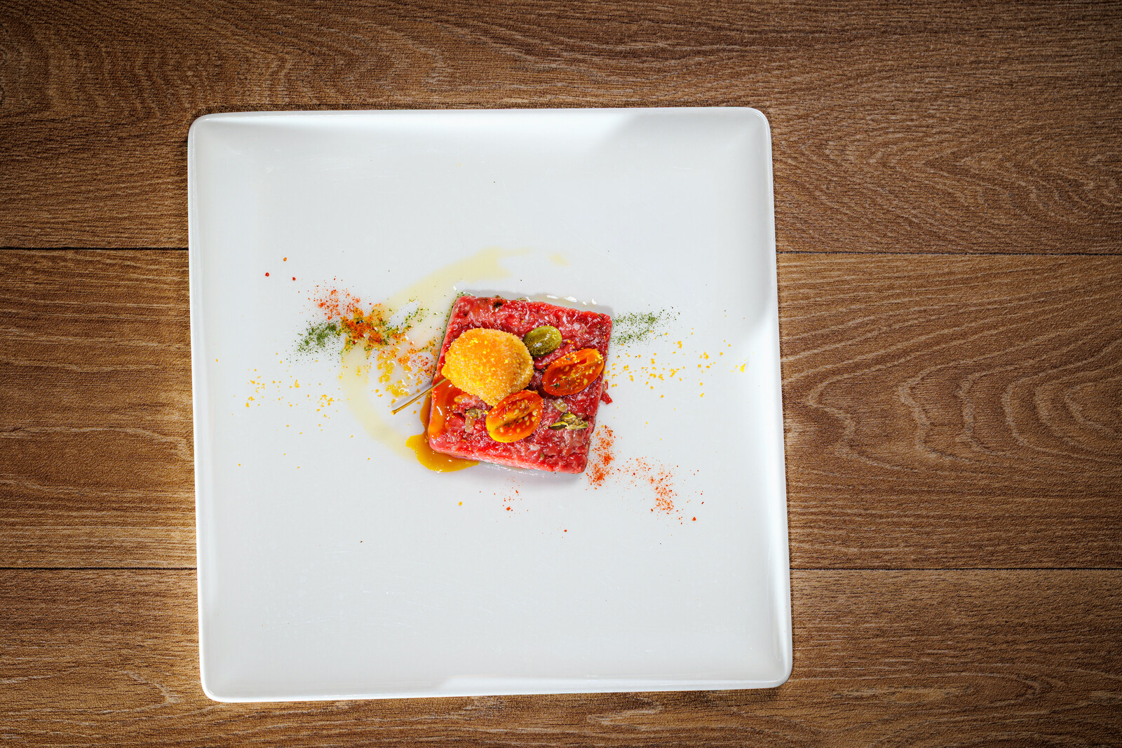 Tartare di Fassona — Ai capperi, pomodorini passiti e tuorlo d'uovo in varie consistenze