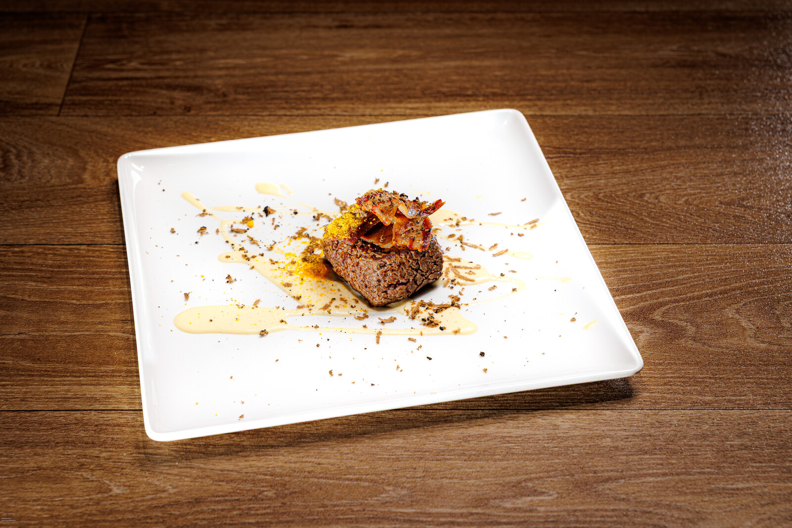 Battuta di Angus — Su passatina di patate, con tartufo nero e pancetta croccante di Nero Beneventano