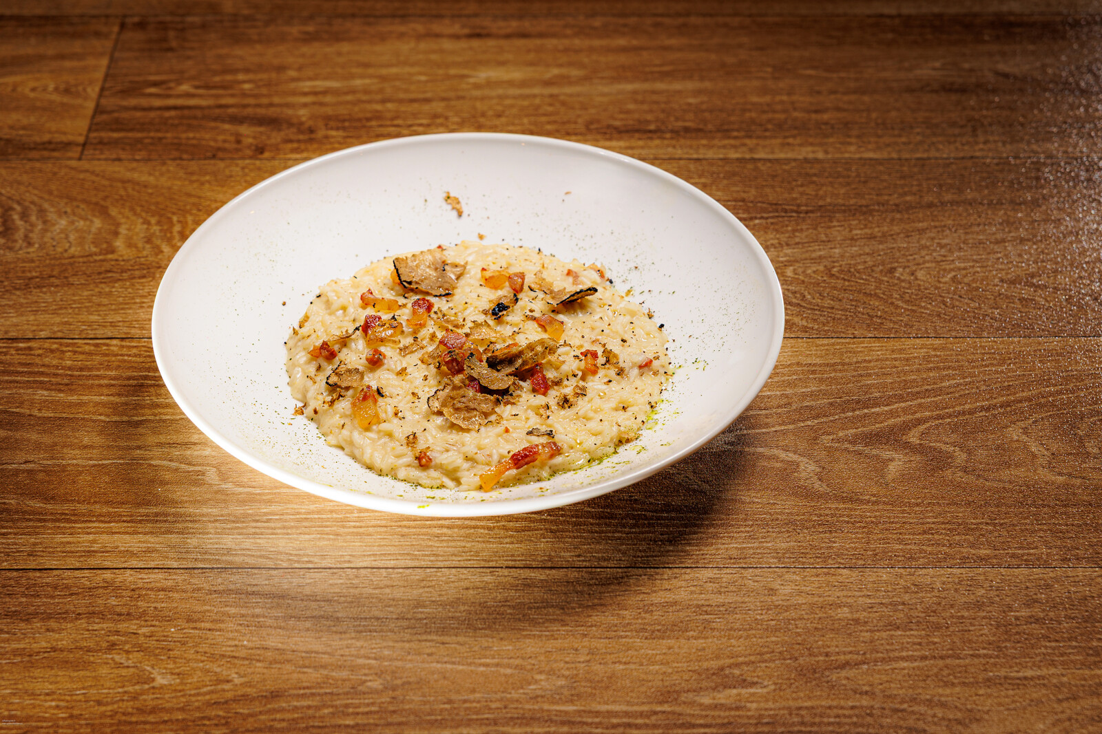 Risotto cremoso in piatto bianco